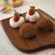 Kunafa Pistachio & Hokkaido Milk Strawberry Mochi (4pcs) Kunafa Pistachio & Hokkaido Milk Strawberry Mochi (4pcs)